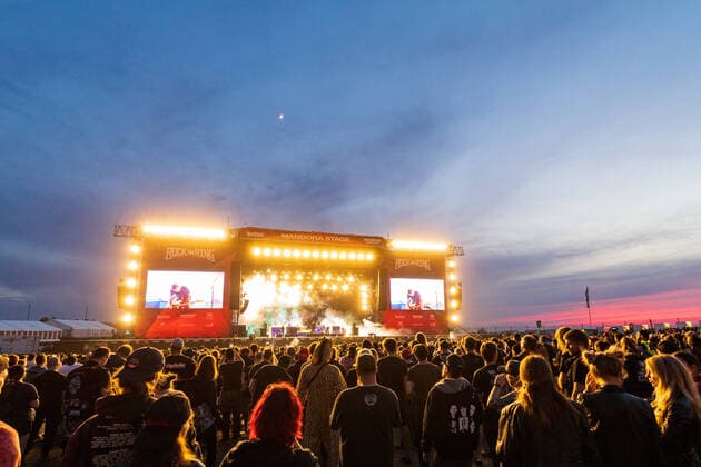 IMAGO Creative: Jahreszeit Sommer, Festivals Entertainment Bilder des Tages Die Deftones auf der Mandora Stage bei Sonnenuntergang - Das 3 Tage Festival Rock am Ring vom 03. Bis 06. Juni 2022 auf dem Nürburgring in der Eifel. Das traditionsreichste Rockfestival Deutschlands ist mit 90.000 Wohenend-Tickets ausverkauft 04.06.2022 Nürburg Nürburgring Rheinland-Pfalz Deutschland