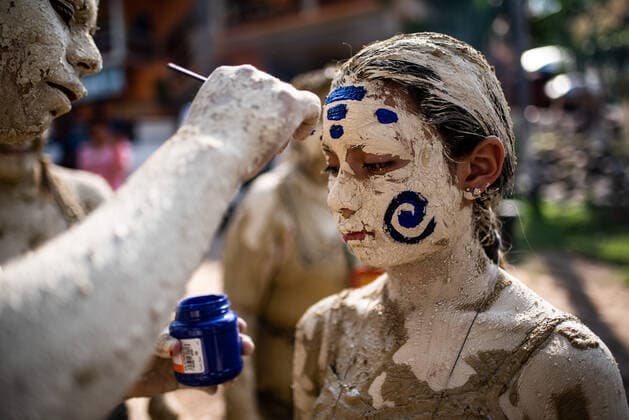 June 4, 2022: Residents of the town of Jalcomulco, Veracruz, carry out the traditional carnival of the Enlodados , where people put mud on their faces and bodies to go out into the streets to perform dances. Participants also wear bones and traditional clothing to evoke the indigenous past of the region. - ZUMAqp1_ 20220604_zip_qp1_001 Copyright: xHectorxAdolfoxQuintanarxPerezx