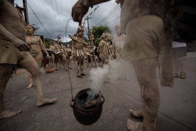 June 4, 2022: Residents of the town of Jalcomulco, Veracruz, carry out the traditional carnival of the Enlodados , where people put mud on their faces and bodies to go out into the streets to perform dances. Participants also wear bones and traditional clothing to evoke the indigenous past of the region. - ZUMAqp1_ 20220604_zip_qp1_008 Copyright: xHectorxAdolfoxQuintanarxPerezx