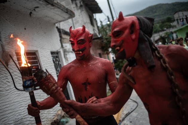 June 4, 2022: Residents of Jalcomulco, Veracruz, celebrate the traditional carnival dressed as Los ninis , a character based on the devils that dance through the streets during carnival day. - ZUMAqp1_ 20220604_zip_qp1_017 Copyright: xHectorxAdolfoxQuintanarxPerezx