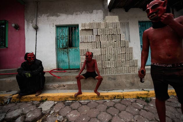 June 4, 2022: Residents of Jalcomulco, Veracruz, celebrate the traditional carnival dressed as Los ninis , a character based on the devils that dance through the streets during carnival day. - ZUMAqp1_ 20220604_zip_qp1_018 Copyright: xHectorxAdolfoxQuintanarxPerezx