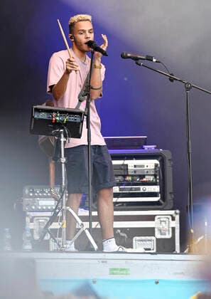 04.06.2022 Schlossgrabenfest Sänger Songwriter Multiinstrumentalist Deutsch-Amerikaner MALIK HARRIS auf Merck Bühne Karolinenplatz Darmstadt Hessen Deutschland