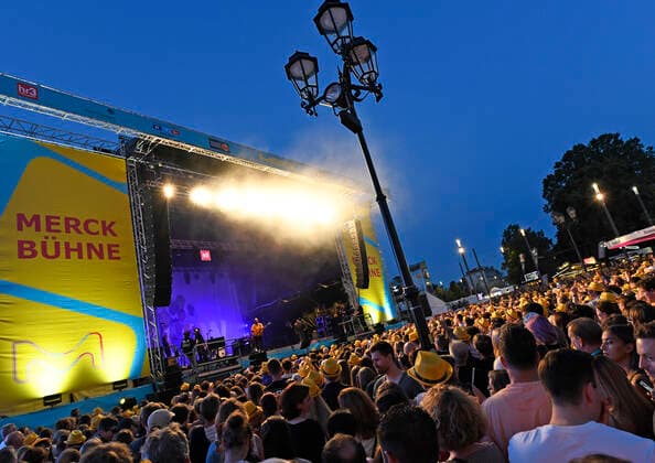 04.06.2022 Schlossgrabenfest Sänger Songwriter Gitarrist MILOW Jonathan Vandenbroeck auf Merck Bühne Karolinenplatz grosses Publikum Darmstadt Hessen Deutschland