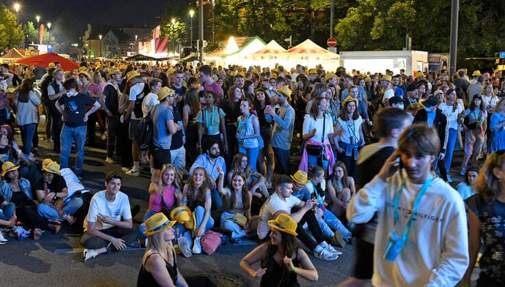 04.06.2022 Schlossgrabenfest Sänger Songwriter Gitarrist MILOW Jonathan Vandenbroeck auf Merck Bühne Karolinenplatz Zuschauer vor Videowand am Rand der Bühne Darmstadt Hessen Deutschland