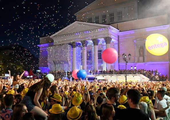 04.06.2022 Schlossgrabenfest Sänger Songwriter Gitarrist MILOW Jonathan Vandenbroeck auf Merck Bühne Karolinenplatz Zuschauer vor Staatsarchiv mit bunten Ballons und Konfetti Darmstadt Hessen Deutschland