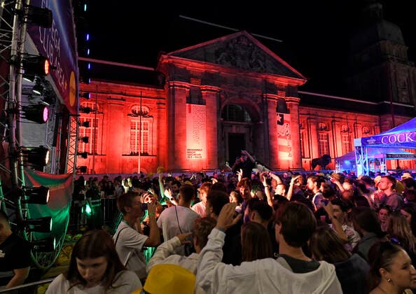 04.06.2022 Schlossgrabenfest Entega Club Area vor rot angestrahltem Hessischen Landesmuseum Darmstadt Hessen Deutschland