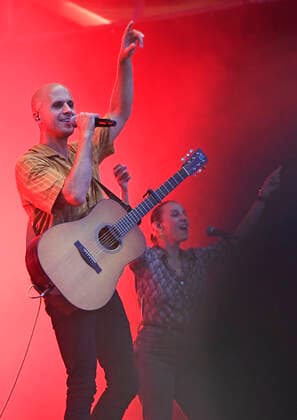 04.06.2022 Schlossgrabenfest Sänger Songwriter Gitarrist MILOW Jonathan Vandenbroeck auf Merck Bühne Karolinenplatz Darmstadt Hessen Deutschland