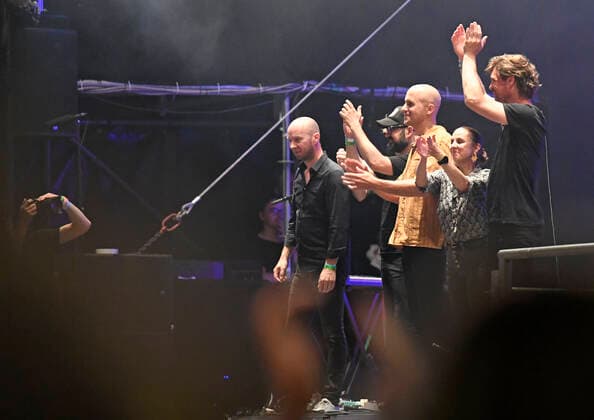 04.06.2022 Schlossgrabenfest Sänger Songwriter Gitarrist MILOW Jonathan Vandenbroeck und sein Team Band auf Merck Bühne Karolinenplatz Darmstadt Hessen Deutschland