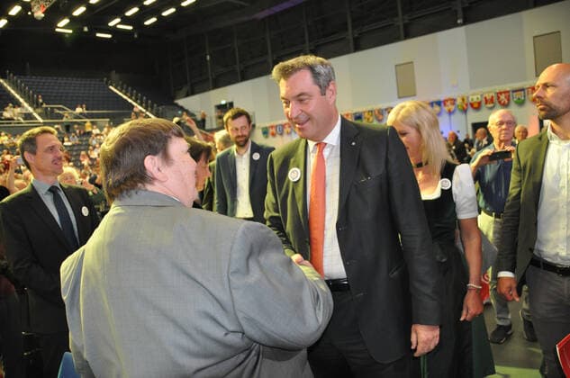 News Bilder des Tages Sudetendeutsche Tag in Hof Supreme leader of the Sudeten Germans Bernd Posselt, left, shake hands with Bavarian State Prime Minister Markus Soder at the Sudeten Germans congress in Hof, Bavaria, Germany, on June 5, 2022. (CTKxPhoto AlesxZapotocky) CTKPhotoP2022060501955  zpt