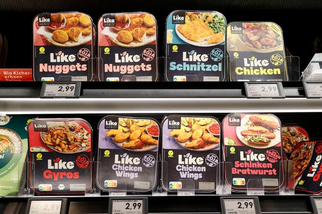 Düsseldorf, Deutschland, 04.06.2022 Veganer Fleischersatzprodukte im Edeka Markt Zurheide im Crown Center in Düsseldorf - Innenstadt *** Düsseldorf, Germany, 04 06 2022 Vegan meat substitutes at the Edeka Zurheide store in the Crown Center in Düsseldorf city center.