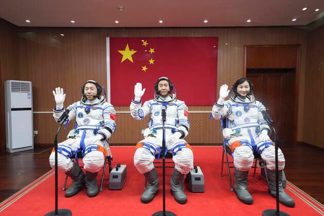 Bilder des Jahres 2022, News 06 Juni News Themen der Woche KW22 News Bilder des Tages (220605) -- JIUQUAN, June 5, 2022 -- A see-off ceremony for three Chinese astronauts of the Shenzhou-14 crewed space mission is held at the Jiuquan Satellite Launch Center in northwest China, June 5, 2022. Chinese astronauts Chen Dong (C), Liu Yang (R) and Cai Xuzhe will stay in space for about six months. ) CHINA-JIUQUAN-SHENZHOU-14-ASTRONAUTS-SEE-OFF CEREMONY (CN) LixGang 