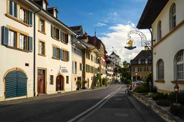 Leere Strasse und Häuserreihe Murten, Schweiz, 02.06.2022 *** Empty street and row of houses Murten, Switzerland, 02 06 2022 