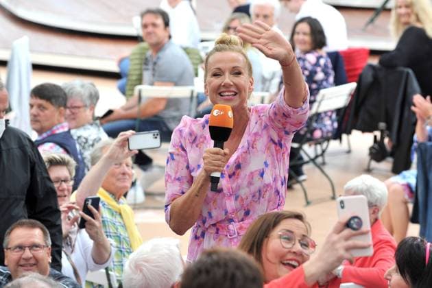 Entertainment Bilder des Tages ZDF - Fernsehgarten. Moderatorin Andrea Kiwi Kiewel während der ZDF - Unterhaltungsshow Fernsehgarten am 05.06.2022 in Mainz. 20220605MWI19023