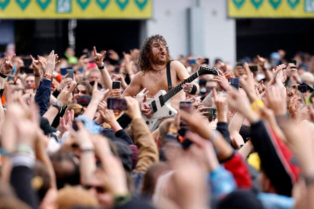 Bilder des Jahres 2022, Entertainment 06 Juni Entertainment Themen der Woche KW22 Entertainment Bilder des Tages Sänger Joel O Keeffe von der Band Airbourne bei Rock am Ring 2022. Knapp 90.000 Besucher bejubeln in diesem Jahr die Auftritte von etwa 70 Bands. Rock am Ring ist ein von Marek Lieberberg gegründetes Musikfestival, das traditionell auf dem Nürburgring in der Nähe der Stadt Adenau in der Eifel stattfindet. Es gilt als das traditionsreichste Rockfestival Deutschlands. Nürburg, 05.06.2022 Rheinland-Pfalz Deutschland *** Singer Joel O Keeffe of the band Airbourne at Rock am Ring 2022 Nearly 90,000 visitors will cheer the performances of about 70 bands this year Rock am Ring is a music festival founded by Marek Lieberberg that traditionally takes place at the Nürburgring near the town of Adenau in the Eifel region It is considered the most Copyright: xChristophxHardtx