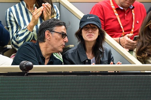 Charlotte Gainsbourg et Yvan Attal CELEBRITES : Roland Garros 2022 - Internationaux de France - 05 06 2022 FedericoPestellini Panoramic 