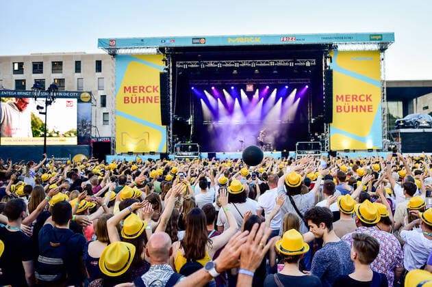 04.06.2022, xkaix, Entertainment Musik, Schlossgrabenfest 2022 emspor, v.l. Malik Harris auf der Merck-Buehne mit Publikum Zuschauer Darmstadt