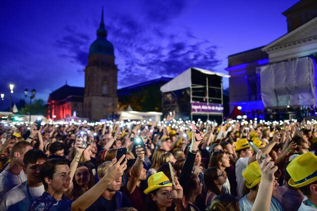 04.06.2022, xkaix, Entertainment Musik, Schlossgrabenfest 2022 emspor, v.l. Milow auf der Merck-Buehne, Smartphone-Lichter Darmstadt