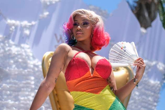 Bilder des Jahres 2022, Entertainment 06 Juni Entertainment Themen der Woche KW22 Entertainment Bilder des Tages June 5, 2022, West Hollywood, California, USA: Rapper CARDI B makes a surprise appearance in the WEHO Pride Parade. This year marks the first time the parade has been held since L.A. Pride split from West Hollywood and moved its festivities to Hollywood, hoping for a more diverse and inclusive event. West Hollywood opted to continue its own parade along its storied route Los Angeles USA - ZUMAc68_ 20220605_zaf_c68_014 Copyright: xRingoxChiux