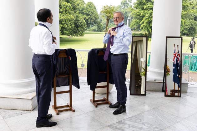 Bilder des Jahres 2022, News 06 Juni News Themen der Woche KW23 News Bilder des Tages President of Indonesia Joko Widodo and Australian Prime Minister Anthony Albanese put their jackets and ties back on after a bicycle ride around the palace grounds during the annual leaders meeting, at Bogor Palace, Indonesia, Monday, June 6, 2022. Mr Albanese is in Indonesia on a two-day official visit. (AAP Image Pool, Alex Ellinghausen ) NO ARCHIVING BOGOR WEST JAVA INDONESIA *** President of Indonesia Joko Widodo and Australian Prime Minister Anthony Albanese put their jackets and ties back on after a bicycle ride around the palace grounds during the annual leaders meeting, at Bogor Palace, Indonesia, Monday, June 6, 2022 Mr Albanese is in Indonesia on a two day official visit AAP Image Pool, Alex Ellinghausen NO ARCHIVING BOGOR WEST Poolfoto AAPIMAGE ,EDITORIAL USE ONLY