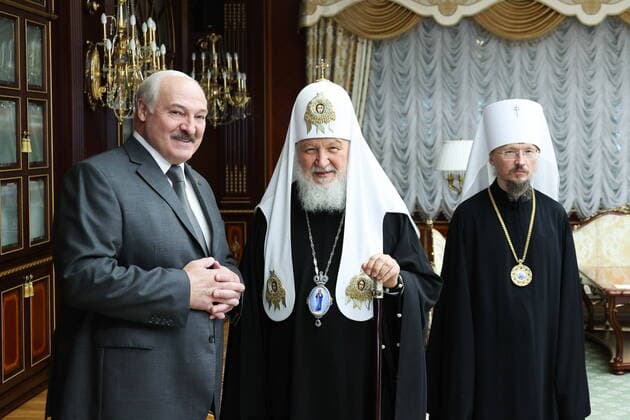 News Themen der Woche KW23 News Bilder des Tages MINSK, BELARUS - JUNE 6, 2022: Patriarchic Exarch of All Belarus, Metropolitan Veniamin of Minsk and Zaslavl, Patriarch Kirill of Moscow and All Russia, and Belarus President Alexander Lukashenko (R-L) during a meeting. Maxim Guchek BelTA TASS  TS13421B