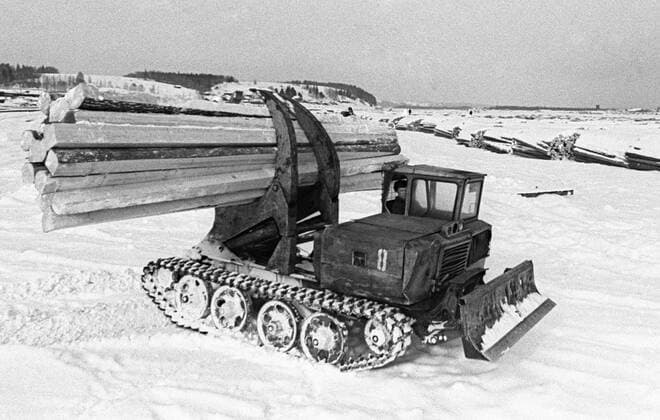 LOGGER PROCESSING WINTER 79941 01.02.1995 Logger at the winter timber processing. Alexander Polyakov Sputnik Perm Region Russia  Copyright: xAlexanderxPolyakovx