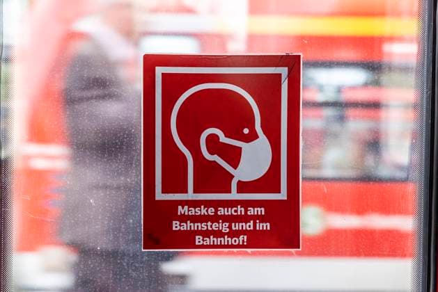 Schild in einem fahrend Nahverkehrszug. Maskenpflicht. 02.06.2022: Deutschland, Baden-Württemberg, Backnang.