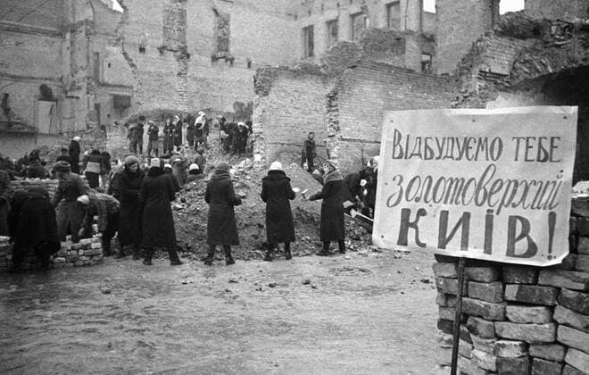 KIEV PEOPLE RUINS 4474 10.11.1943 Kievers cleaning their native city. Davidzon Sputnik Kiev Ukraine  Copyright: xDavidzonx