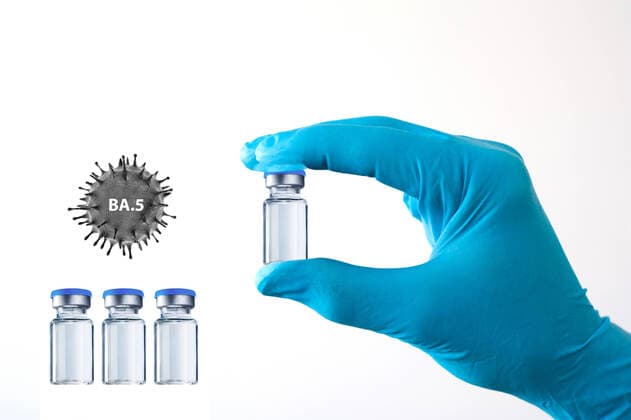 Eine Hand hält ein Glas mit Impfstoff, Covid-19, Corona, Impfen, Impfdosis, BionTech, Pfizer, AstraZeneca, Novavax, Virus, Mutante, Affenvirus, Corona-Virus, Pandemie, Booster-Impfung, Spritze, McPKST *** a Hand holds a Glass with Vaccine, covid 19, Corona, Vaccinate, vaccination dose, BionTech, Pfizer, AstraZeneca, Novavax, Virus, mutant, monkey virus, Corona Virus, Pandemic, Booster Vaccination, Injection, McPKST McPKST ,property released