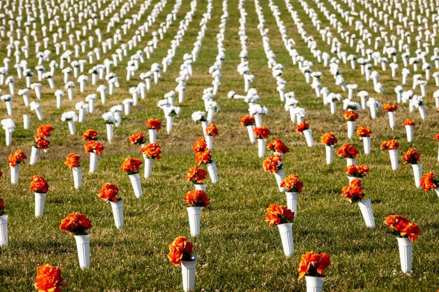 News Themen der Woche KW23 News Bilder des Tages News Bilder des Tages USA, Protest gegen Waffengewalt in Washington Gun Violence Memorial on the National Mall 45,222 flower bouquets - one for each person killed by gun violence in the United States in 2020 - are displayed at the 2022 National Gun Violence Memorial, adjacent to the Washington Monument. The memorial by the Giffords organization calls attention to the tremendous loss of life and informs visitors that gun violence is a result of policy choices. The orange bouquets represent the increase in deaths from 2019 to 2020. Washington DC United States  Copyright: xAllisonxBaileyx originalFilename: bailey-gunviole220606_npkCZ.jpg
