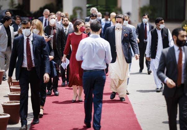 Annalena Baerbock (Buendnis 90 Die Gruenen), Bundesaussenministerin, und Bilawal Bhutto Zardari, Aussenminister der Islamischen Republik Pakistan, geben gemeinsam eine Pressekonferenz nach einem Gespraech, im Aussenministerium der Islamischen Republik Pakistan in Islamabat. 07.06.2022. Islamabad Pakistan