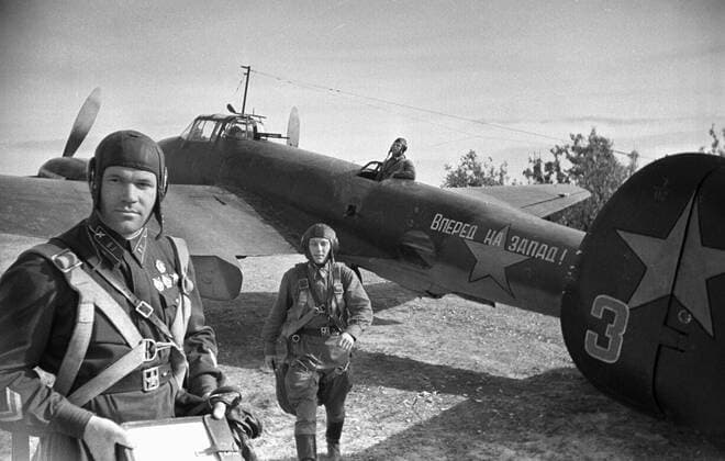 WWII SOVIET PILOTS 2631 01.06.1942 Soviet pilots getting ready for a flight on a Pe-2 bomber. Michael Sputnik Russia  Copyright: xMichaelx