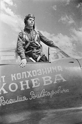 IVAN KOZHEDUB PLANE INSCRIPTION 504 01.07.1944 Ivan Kozhedub in the cabin of his plane presented bu collective farmer V. Konev. Michael Sputnik Russia  Copyright: xMichaelx