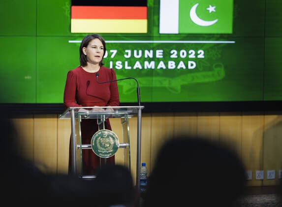 Annalena Baerbock (Buendnis 90 Die Gruenen), Bundesaussenministerin, und Bilawal Bhutto Zardari, Aussenminister der Islamischen Republik Pakistan, geben gemeinsam eine Pressekonferenz nach einem Gespraech, im Aussenministerium der Islamischen Republik Pakistan in Islamabat. 07.06.2022. Islamabad Pakistan