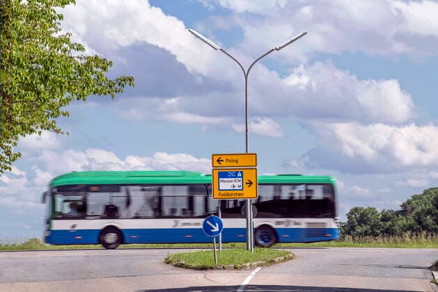 IMAGO Creative: Gesellschaft, Mobilität auf dem Land Regionalbus unterwegs bei Kirchheim, Nähe München, 6. Juni 2022, Deutschland, Kirchheim bei München, 06.06.2022, Regionalbus auf der Fahrt Richtung Poing, MVV-Bus, Bus des Münchner Verkehrsverbunds, Münchner Umland, Landkreis München, Regionalbuslinie, Regionalverkehr, bayerisch, bayerische, Bayern, bayerisch, *** Regional bus on the road near Kirchheim, near Munich, 6 June 2022, Germany, Kirchheim near Munich, 06 06 2022, regional bus on the road towards Poing, MVV bus, Munich public transport bus, Munich area, Munich district, regional bus line, regional transport, Bavarian, Bavarian, Bavarian,