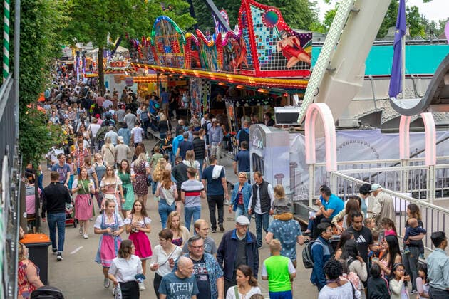 Reportage Pfingstmontag 2022 auf der Bergkirchweih in Erlangen Die Budengasse direkt am Riesenrad Erlangen Bayern Deutschland *** Reportage Whitsun Monday 2022 at the Bergkirchweih in Erlangen The stall alley directly at the Ferris wheel Erlangen Bavaria Germany