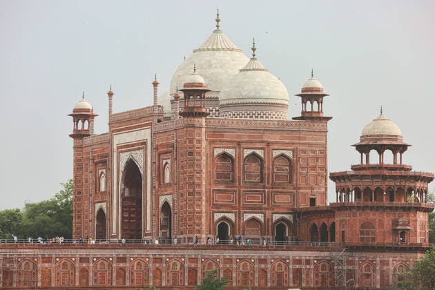 Taj Mahal Mosque at the Taj Mahal complex seen from Mehtab Bagh in Agra, Uttar Pradesh, India, on May 04, 2022. Mehtab Bagh (meaning Moonlight Garden) is a charbagh complex north of the Taj Mahal complex and is perfectly aligned with the Taj Mahal on the opposite bank of the Yamuna River. Agra India  Copyright: xCreativexTouchxImagingxLtdx originalFilename: friedman-tajmahal220504_npYye.jpg