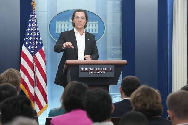 Bilder des Jahres 2022, Entertainment 06 Juni Entertainment Themen der Woche KW23 Entertainment Bilder des Tages Matthew McConaughey, a native of Uvalde, Texas, father, and gun owner, joins White House Press Secretary Karine Jean-Pierre at the daily press briefing in the Brady Press Briefing Room of the White House in Washington, DC on June 7, 2022. Copyright: xChrisxKleponisx xCNPx MediaPunchx