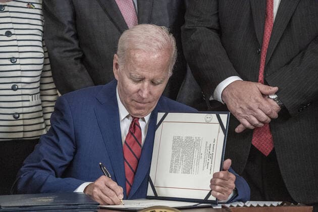 News Themen der Woche KW23 President Joe Biden signs into law, nine bipartisan bills that will honor and improve care for America s veterans in the State Dining Room of the White House in Washington, DC on Tuesday, June 7, 2022.  WAS20220607573 KenxCedeno
