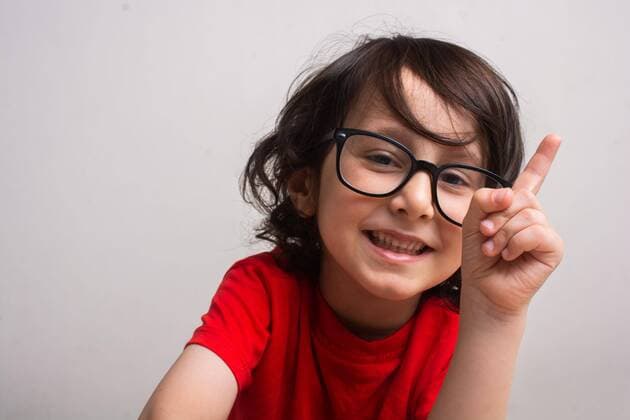 Creative Highlights Symbolbilder Lächelnd Kleiner Junge hebt seine Hand isoliert Hintergrund *** smiling Kleiner Boy lifts its Hand isolated Background Copyright: imageBROKER/TurgayxKoca ibxtyk08309051.jpg ,model released, Symbolfoto ,property released
