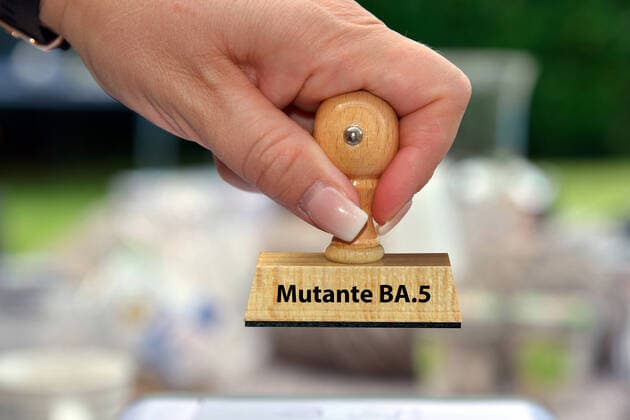Hand mit Stempel, Frauenhand, Aufschrift: Mutante BA.5, Portugal, Corona, Corona-Virus, Covid, Pandemie, Impfen, Impfschutz, Booster-Impfung, McPKST *** Hand with Rubber stamp, woman hand, Inscription Mutant BA 5, Portugal, Corona, Corona Virus, covid, Pandemic, Vaccinate, vaccination protection, Booster Vaccination, McPKST McPKST