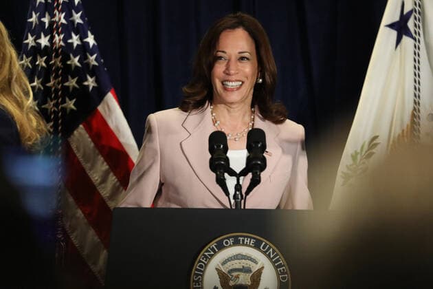 News Bilder des Tages June 7, 2022, Los Angeles, California, USA: Laurene Powell Jobs, Founder and Chair of Emerson Collective introduces United States Vice President Kamala Harris as she gives remarks at In Her Hands an event promoting women s empowerment, at the IX Summit of the Americas in Los Angeles, California, USA, 07 June 2022 Los Angeles USA - ZUMAs152 20220607_zaa_s152_196 Copyright: xDavidxSwansonx-xPoolxviaxCNPx