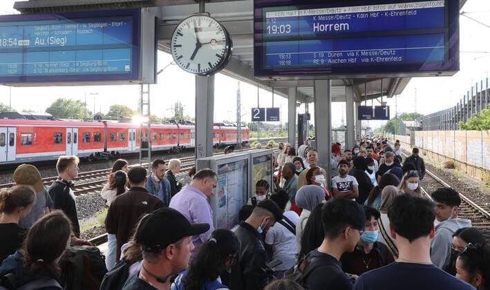 Koeln Volle Bahnhoefe waehrend des 9-Euro-Tickets, *** Koeln Full train stations during the 9 Euro ticket, Copyright: xJoergxNiebergall Eibner-Pressefox EP_JNL
