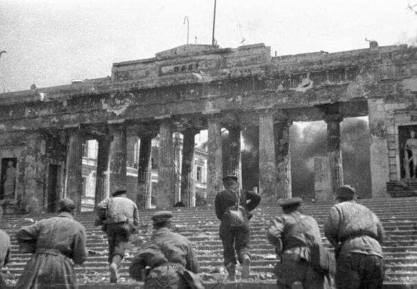 WWII SOLDIERS QUAY SEVASTOPOL 148 02.05.1944 Soldiers rushing into Sevastopol from the Grafskaya quay. Alexey Sputnik Sevastopol Republic of Crimea Russia  Copyright: xAlexeyx