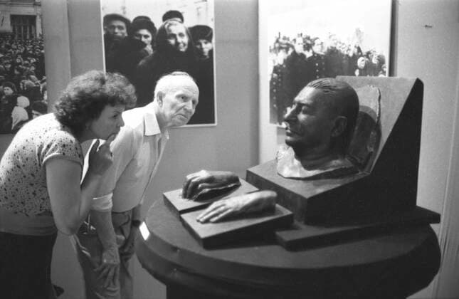 N.S. Khrushchev. Those Ten Years exhibition 5555261 01.08.1989 The exhibition N.S. Khrushchev. Those Ten Years in the Moscow Youth Palace. Visitors examine Stalin s death mask. Sergey Samokhin Sputnik Moscow Russia  Copyright: xSergeyxSamokhinx