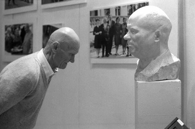 Exhibition in Youth Palace 2788670 01.08.1989 A visitor at the exhibition N.S. Khrushchev. Those Ten Years in the Moscow Youth Palace. Vladimir Vyatkin Sputnik Moscow Russia  Copyright: xVladimirxVyatkinx