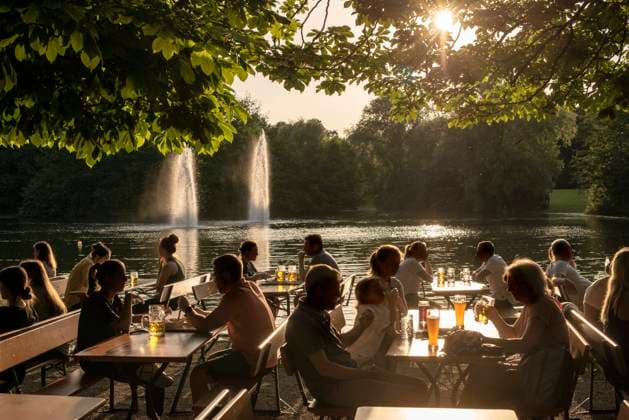 Münchner geniessen den Samstagabend im Biergarten, Sonne und See, München, 4. Juni 2022, Deutschland, München, 4. Juni 2022, Biergarten im Ostpark, Münchner geniessen den gefühlten Sommerabend bei einem Bier, Abendsonne, Sonnenschein, schönes Wetter, Gesichter im Gegenlicht bewusst unkenntlich, Gastronomie, Park, Lebensfreude, Erholung, Gastro, Aussengastro, Juni 2022, Bayern, bayerisch, bayerische, Querformat, *** Munich people enjoy the Saturday evening in the beer garden, sun and lake, Munich, 4 June 2022, Germany, Munich, 4 June 2022, beer garden in Ostpark, Munich people enjoy the felt summer evening with a beer, evening sun, sunshine, beautiful weather, faces in the backlight deliberately unrecognizable, gastronomy, park, joie d