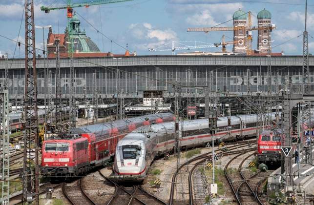 Münchner Hauptbahnhof, Regionalzug und ICE bei der Abfahrt, Ankunft, München, 8. Juni 2022 Deutschland, München, 8. Juni 2022, Münchner Hauptbahnhof, Regionalzug bei der Abfahrt, ICE bei der Ankunft, Wahrzeichen Frauenkirche im Hintergrund, Bahnverkehr, Regionalverkehr und Fernverkehr, Mittwochnachmittag, Werktag, Bayern, bayerisch, *** Munich main station, regional train and ICE at departure, arrival, Munich, 8 June 2022 Germany, Munich, 8 June 2022, Munich main station, regional train at departure, ICE at arrival, landmark Frauenkirche church in background, rail traffic, regional and long-distance traffic, Wednesday afternoon, working day, Bavaria, Bavarian,
