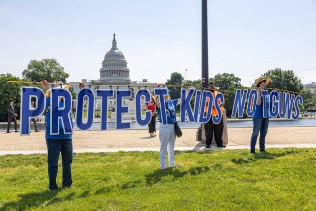 News Bilder des Tages Gun Safety Rally At U.S. Capitol People hold a sign reading protect kids not guns at a rally near the U.S. Capitol on June 8, 2022, calling for Congressional action on gun safety in the wake of continued mass shootings Washington, D.C. D.C. United States  Copyright: xBryanxOlinxDozierx originalFilename: dozier-gunsafet220608_npXdI.jpg
