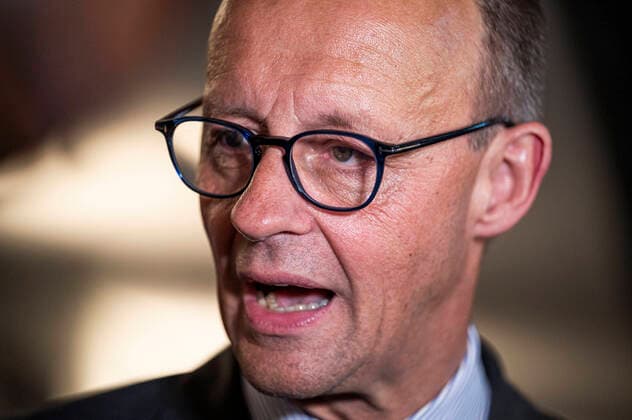 CDU BUNDESVORSITZENDER FRIEDRICH MERZ ZU BESUCH IN SONNEBERG, THÜRINGEN 08 06 2022 - Sonneberg: Der Vorsitzende der CDU Deutschlands, Friedrich Merz, in Sonneberg (Thüringen) am 8. Juni 2022. Friedrich Merz gibt nach der Veranstaltung ein Pressestatement. _________________ *** CDU FEDERAL CHAIRMAN FRIEDRICH MERZ TO VISIT SONNEBERG, THURINGIA 08 06 2022 Sonneberg The Chairman of the CDU of Germany, Friedrich Merz, in Sonneberg Thuringia on 8 June 2022 Friedrich Merz gives a press statement after the event