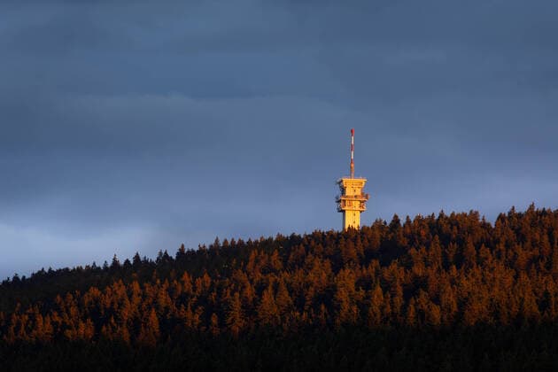 Aussichtsturm auf dem Fichtelberg im Erzgebirge, 06.06.2022 Oberwiesenthal Sachsen Deutschland *** Observation tower on the Fichtelberg in the Ore Mountains, 06 06 2022 Oberwiesenthal Saxony Germany